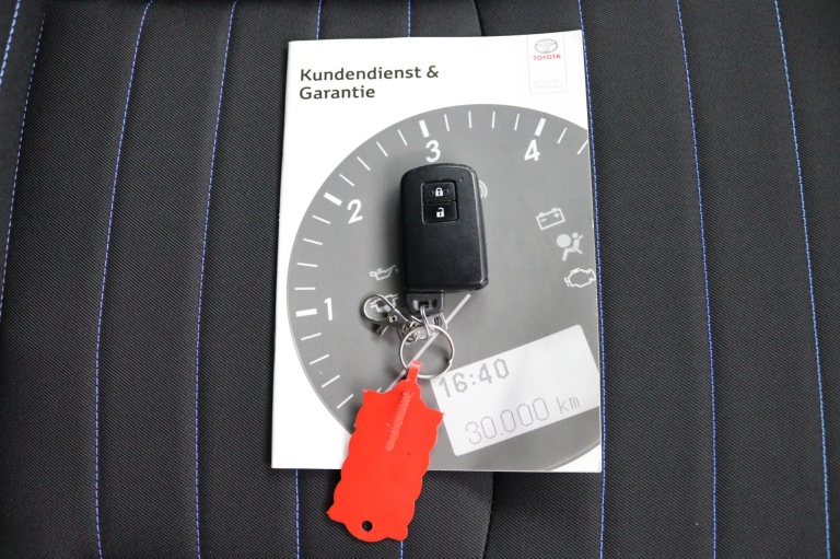 Toyota Yaris - 1.5 Hybrid Bi-Tone 26