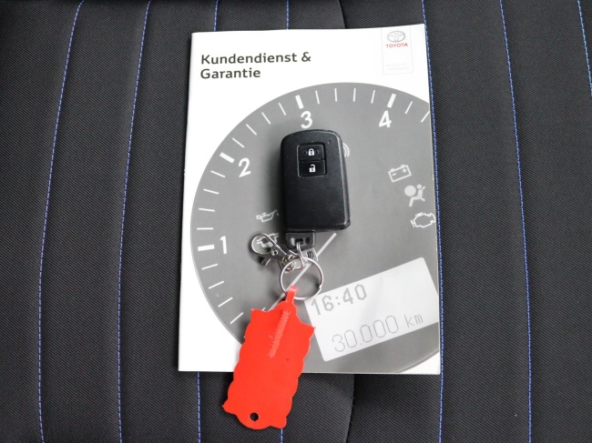 Toyota Yaris - 1.5 Hybrid Bi-Tone