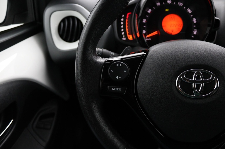 Toyota Aygo - 1.0 VVT-i x-first 19