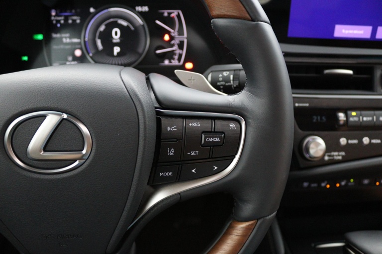 Lexus ES - 300h Executive Line 21