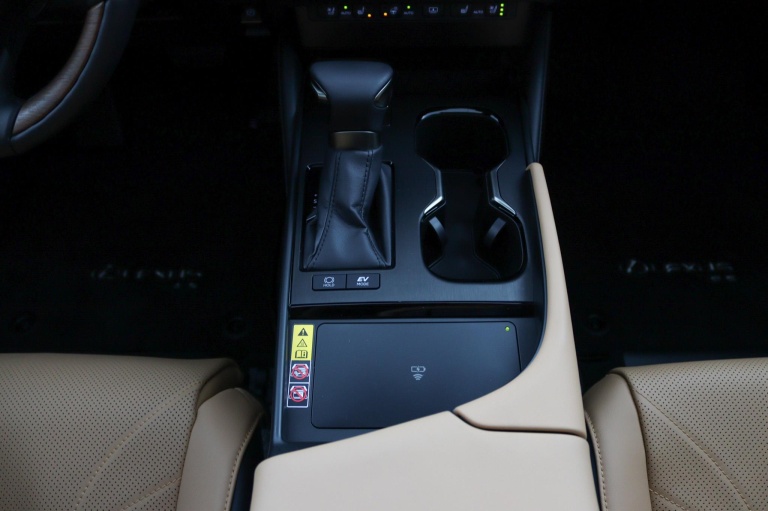Lexus ES - 300h Executive Line 24