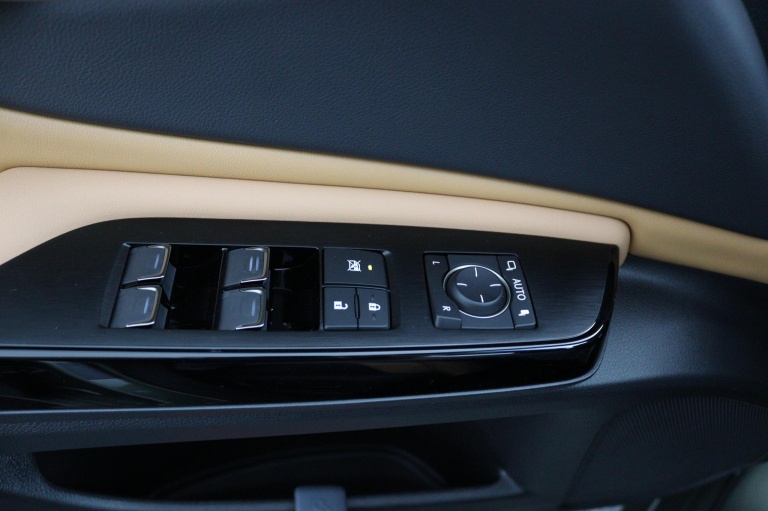 Lexus ES - 300h Executive Line 26