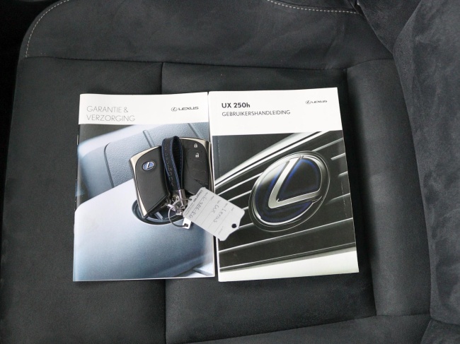 Lexus UX - 250h Preference Line