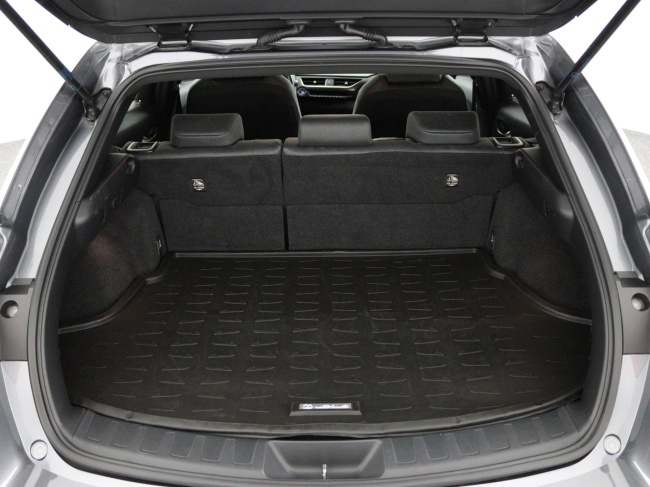 Lexus UX - 250h Preference Line