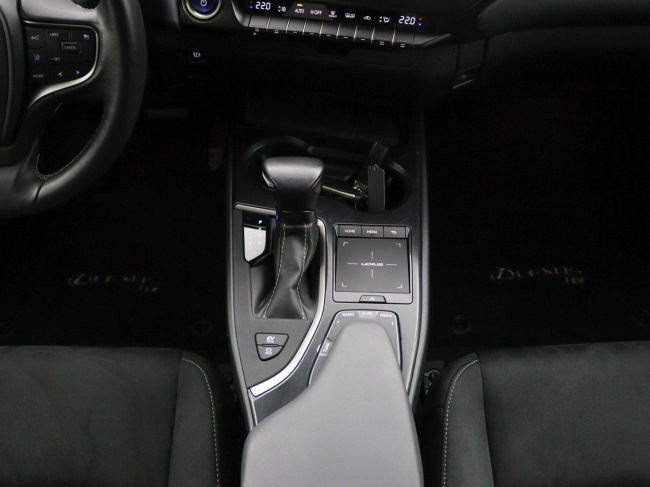 Lexus UX - 250h Preference Line