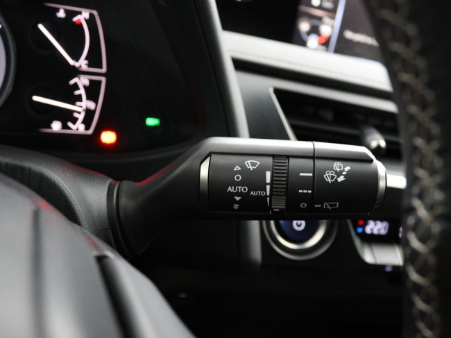 Lexus UX - 250h Preference Line