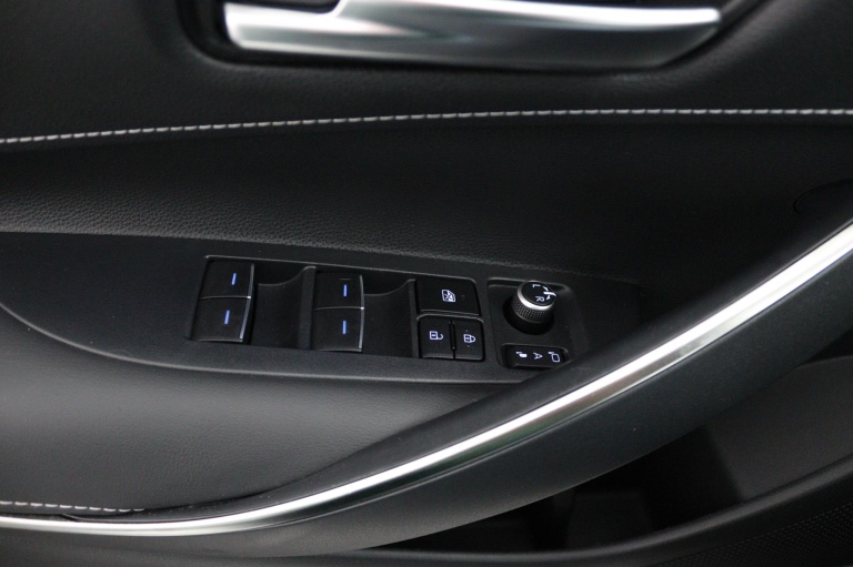 Toyota Corolla - 2.0 Hybrid Bi-tone 26