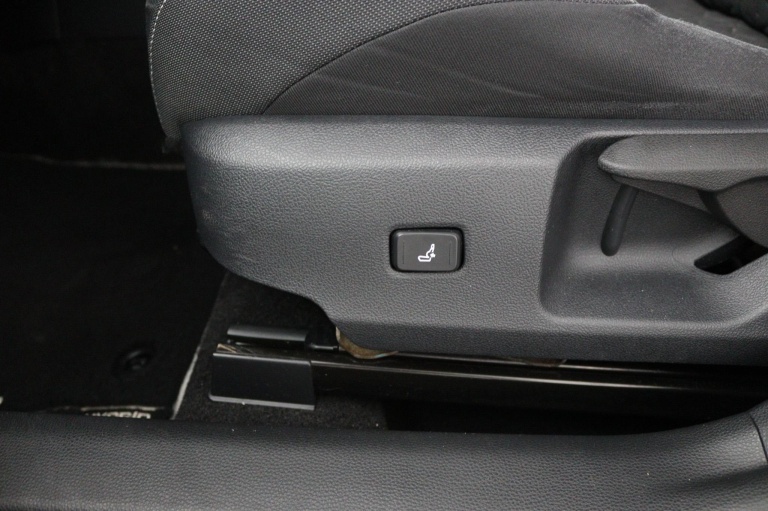 Toyota Corolla - 2.0 Hybrid Bi-tone 36