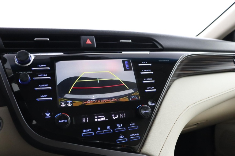 Toyota Camry - 2.5 Hybrid Executive 8