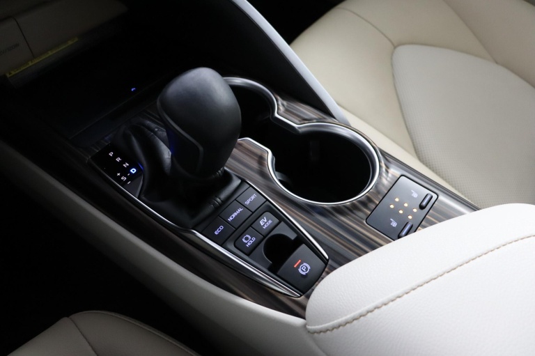 Toyota Camry - 2.5 Hybrid Premium 22