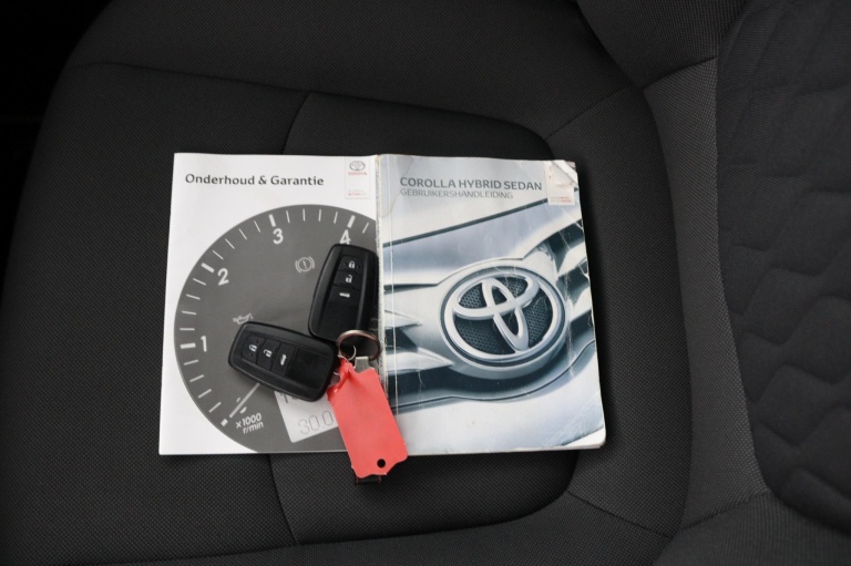 Toyota Corolla - 1.8 Hybrid First Edition Sedan 11