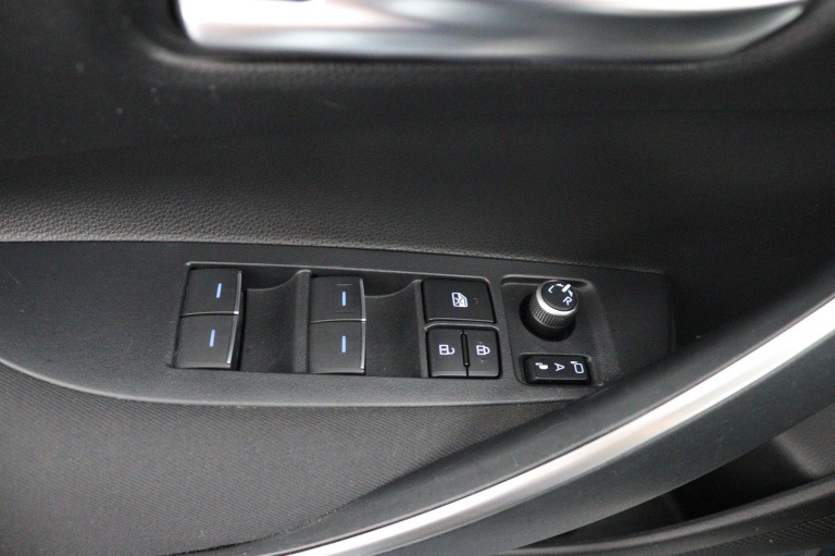 Toyota Corolla - 1.8 Hybrid First Edition Sedan 26