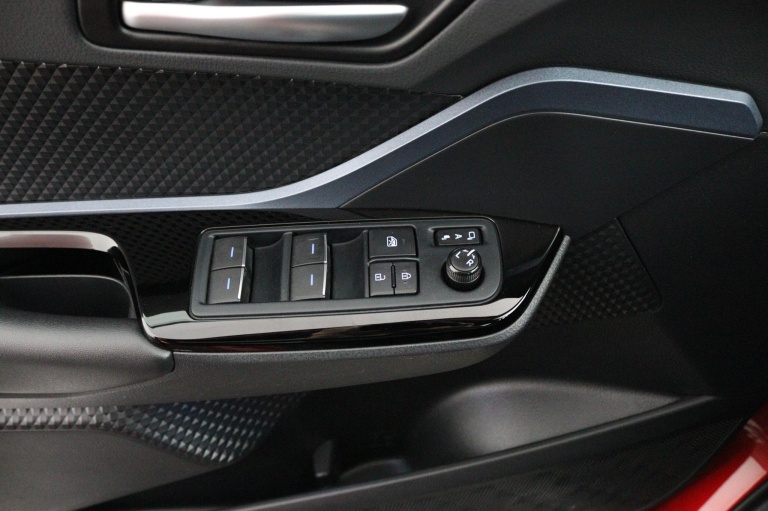 Toyota C-HR - 2.0 Hybrid Bi-Tone 28