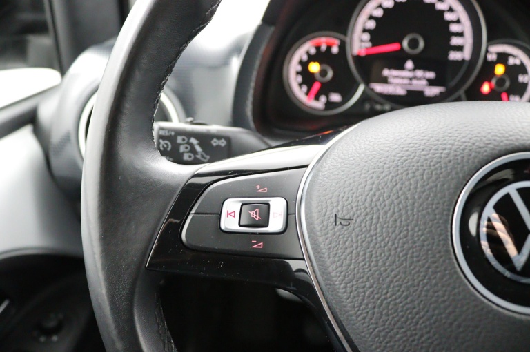 Volkswagen Up! - 1.0 R-Line 18