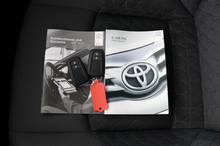 Toyota C-HR - 2.0 Hybrid Bi-Tone 11