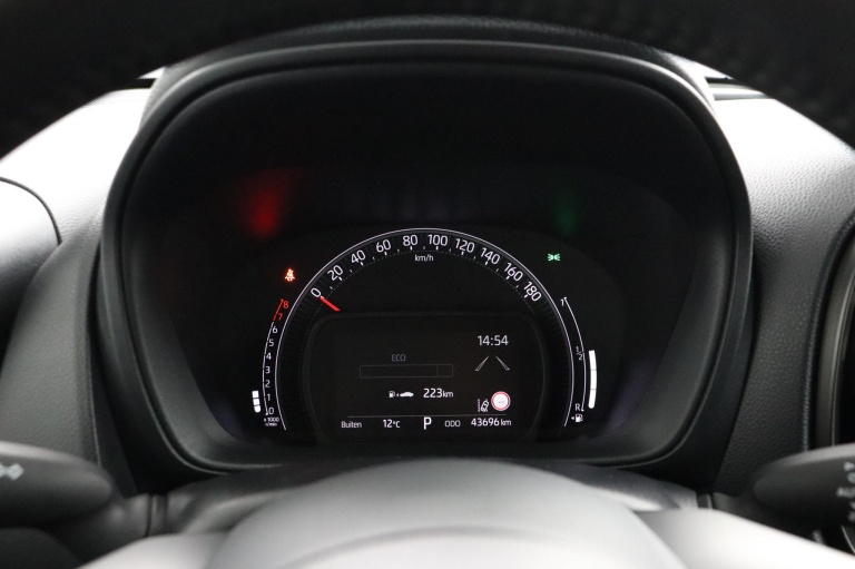 Toyota Aygo X - 1.0 VVT-i S-CVT first 6