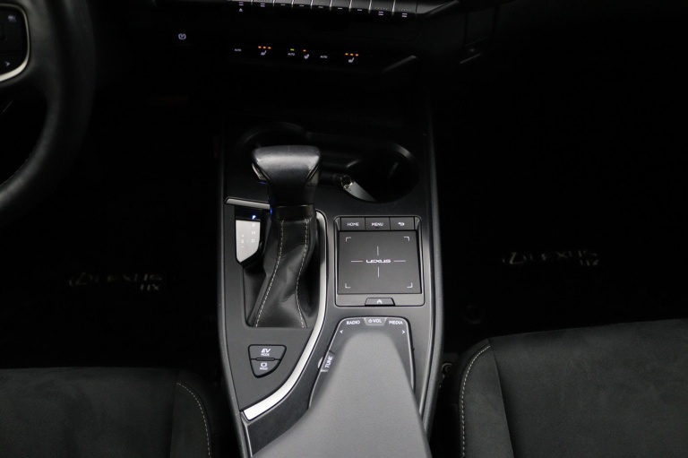 Lexus UX - 250h Business Line 26