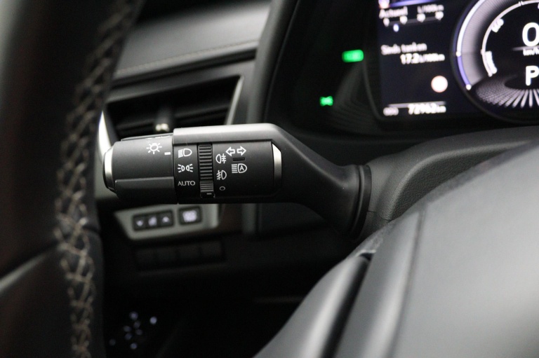 Lexus UX - 250h Business Line 29