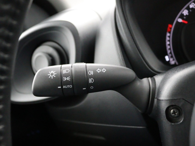 Toyota Aygo X - 1.0 VVT-i MT first