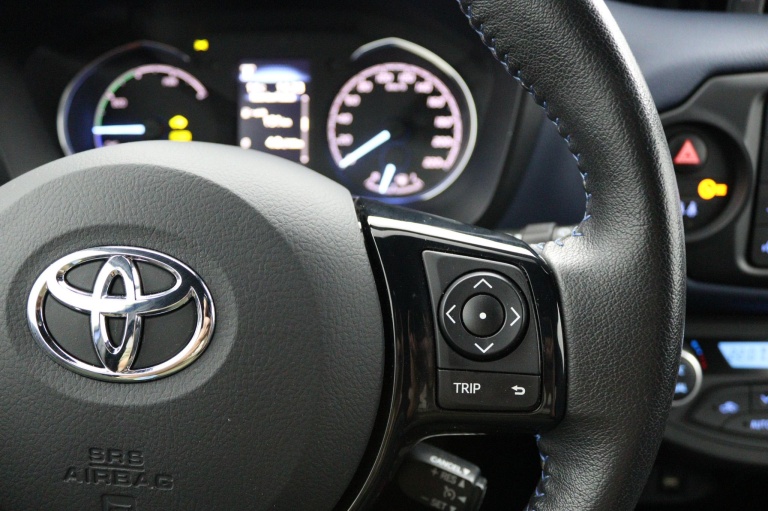 Toyota Yaris - 1.5 Hybrid Bi-Tone 22