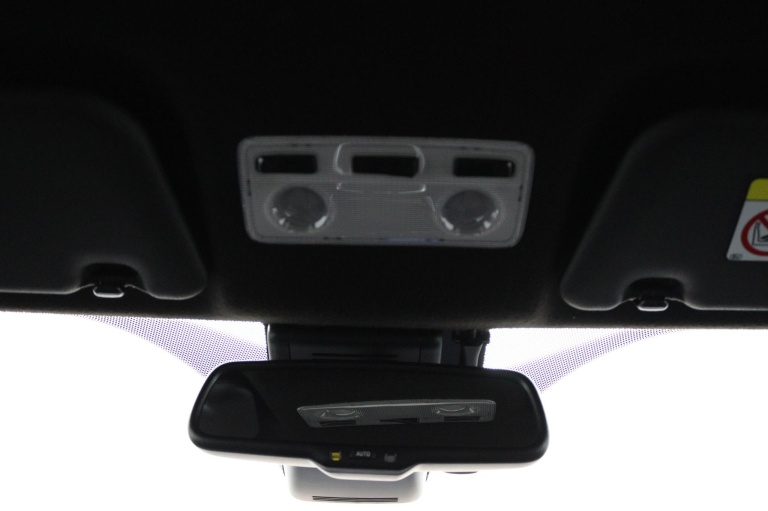 Toyota Yaris - 1.5 Hybrid Bi-Tone 37