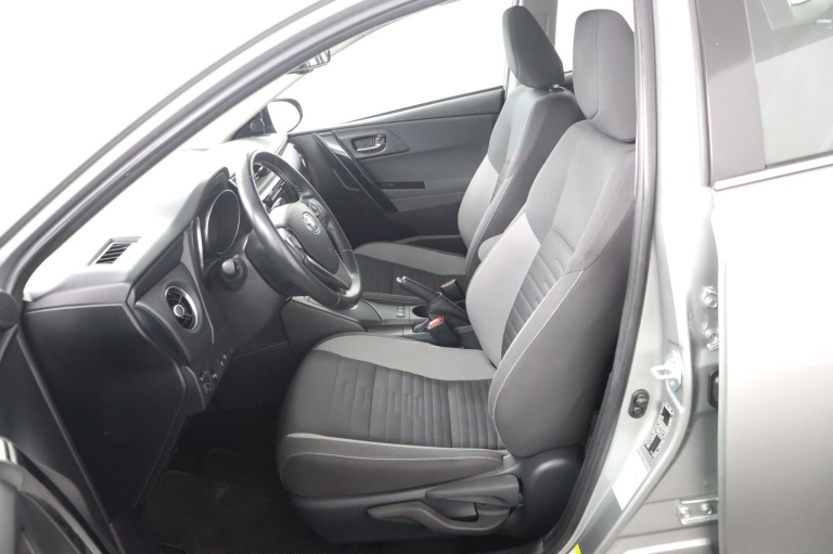 Toyota Auris - 1.8 Hybrid Now 17