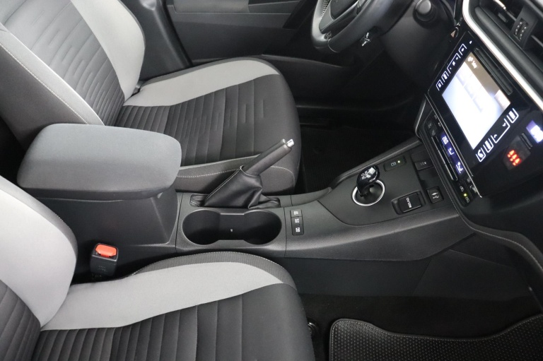 Toyota Auris - 1.8 Hybrid Now 69