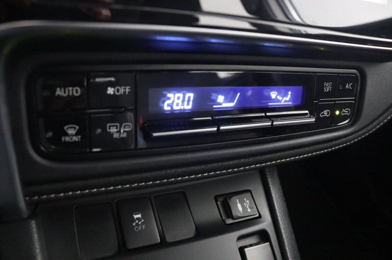 Toyota Auris - 1.8 Hybrid Now 7