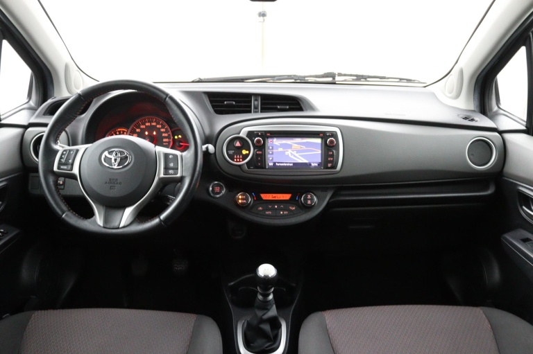 Toyota Yaris - 1.3 VVT-i Dynamic 10