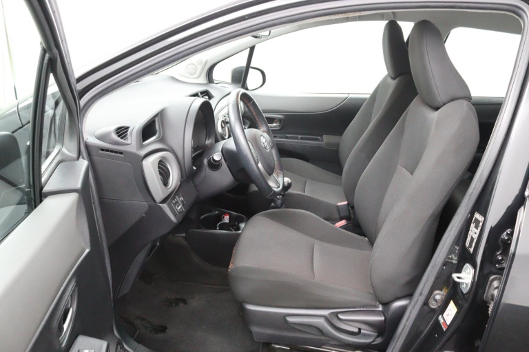 Toyota Yaris - 1.3 VVT-i Dynamic 9