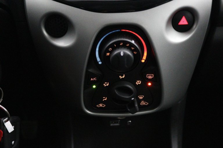 Toyota Aygo - 1.0 VVT-i x-play 6