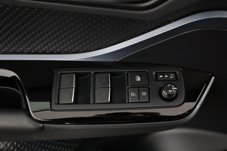 Toyota C-HR - 1.8 Hybrid Dynamic 24
