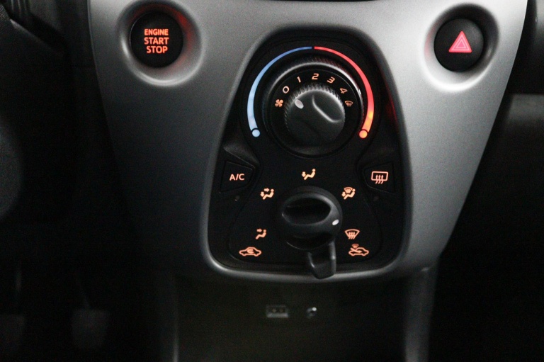 Toyota Aygo - 1.0 VVT-i x-play limited 17