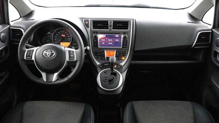 Toyota Verso-S - 1.3 VVT-i Dynamic 4