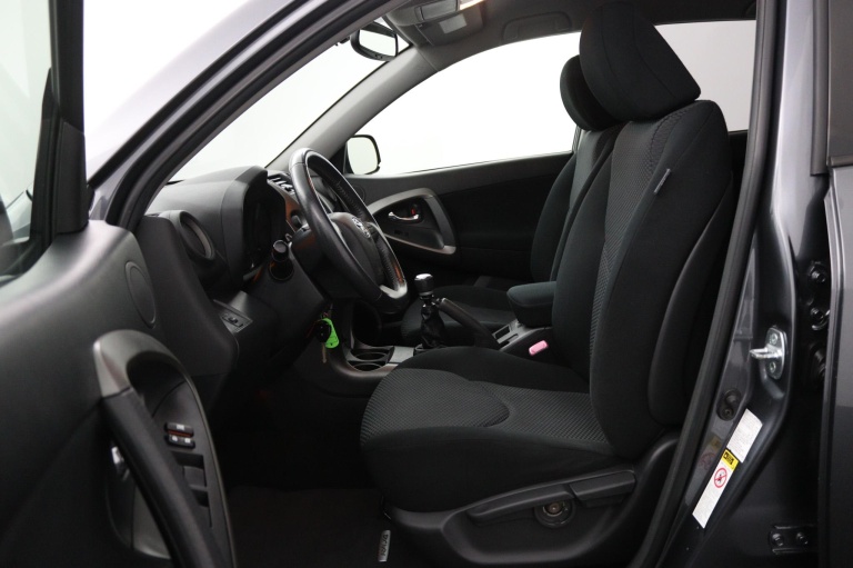 Toyota RAV4 - 2.0 VVTi Dynamic 2WD 17