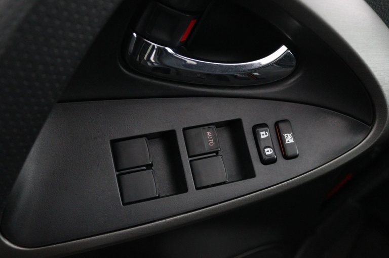 Toyota RAV4 - 2.0 VVTi Dynamic 2WD 30