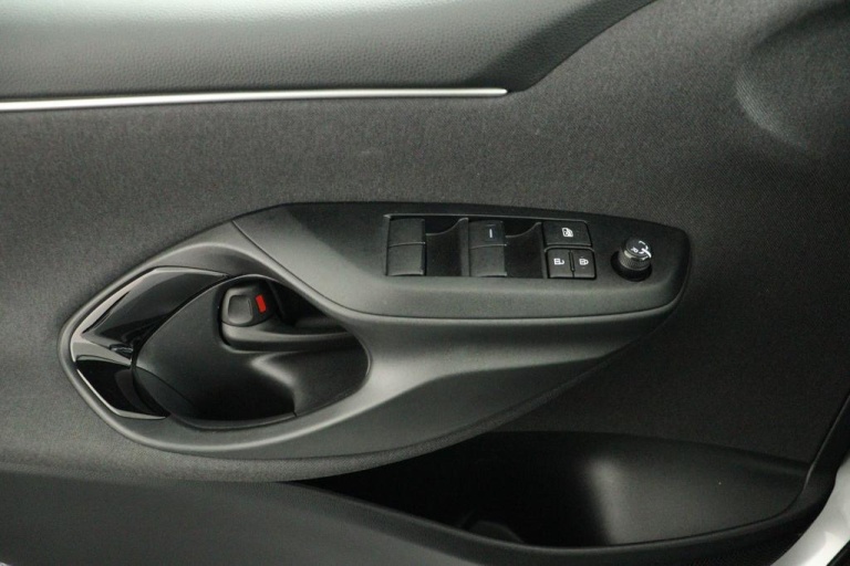 Toyota Yaris - 1.5 Hybrid 115 First Edition 28