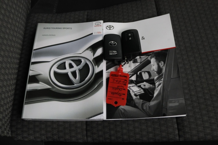 Toyota Auris - 1.8 Hybrid Dynamic Go 11