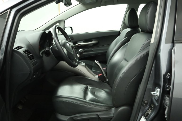 Toyota Auris - 1.6-16V Executive Business 16