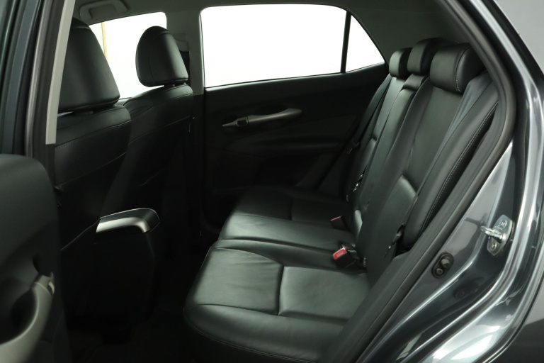 Toyota Auris - 1.6-16V Executive Business 17