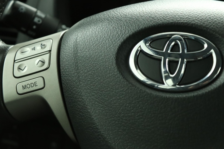 Toyota Auris - 1.6-16V Executive Business 18