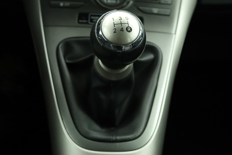 Toyota Auris - 1.6-16V Executive Business 26