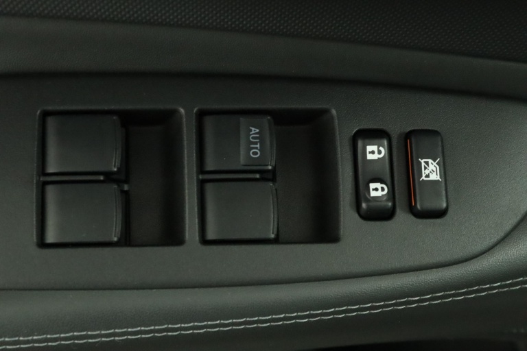 Toyota Auris - 1.6-16V Executive Business 28