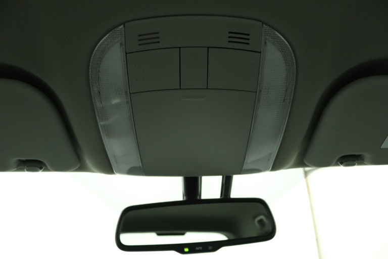 Toyota Auris - 1.6-16V Executive Business 32