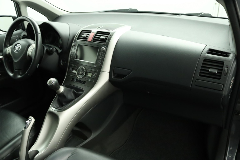 Toyota Auris - 1.6-16V Executive Business 41