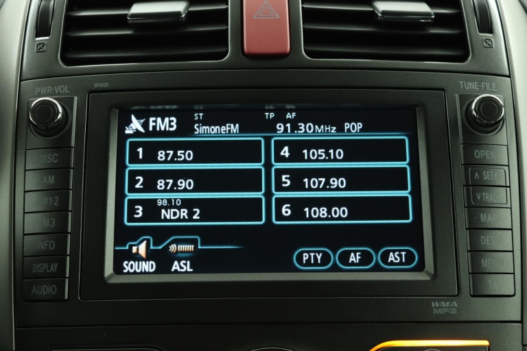 Toyota Auris - 1.6-16V Executive Business 55