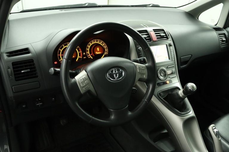 Toyota Auris - 1.6-16V Executive Business 58