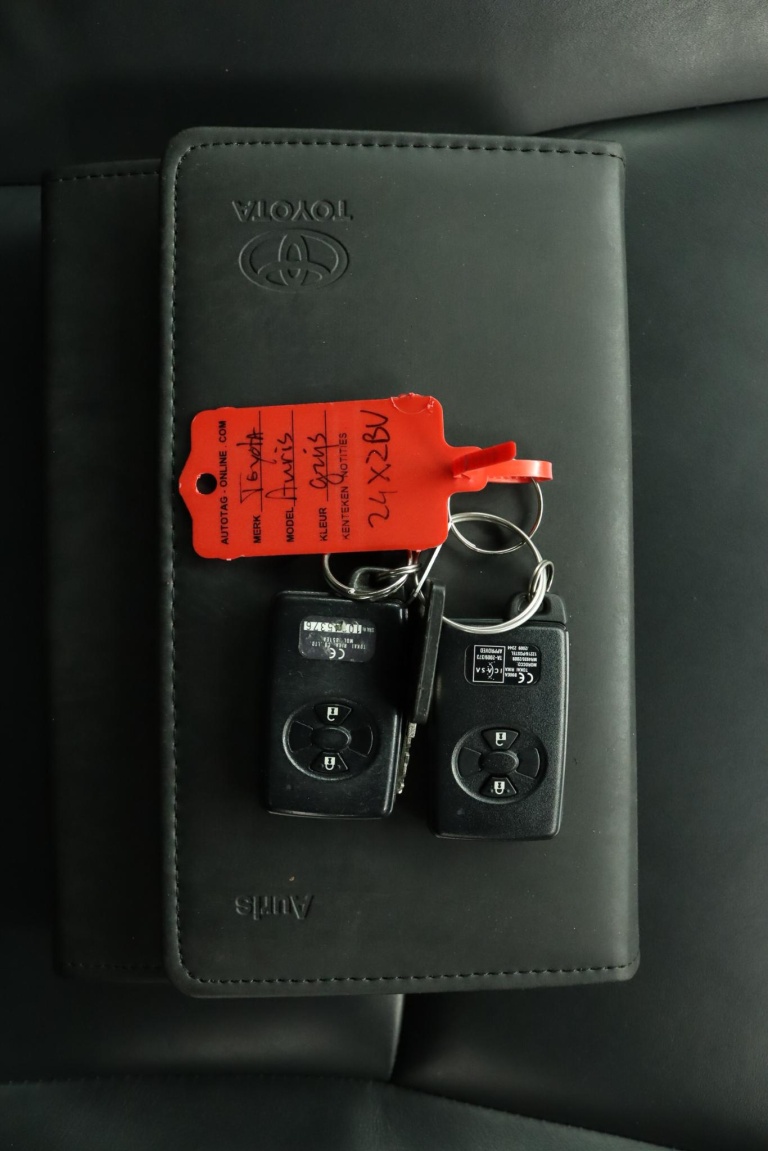 Toyota Auris - 1.6-16V Executive Business 9