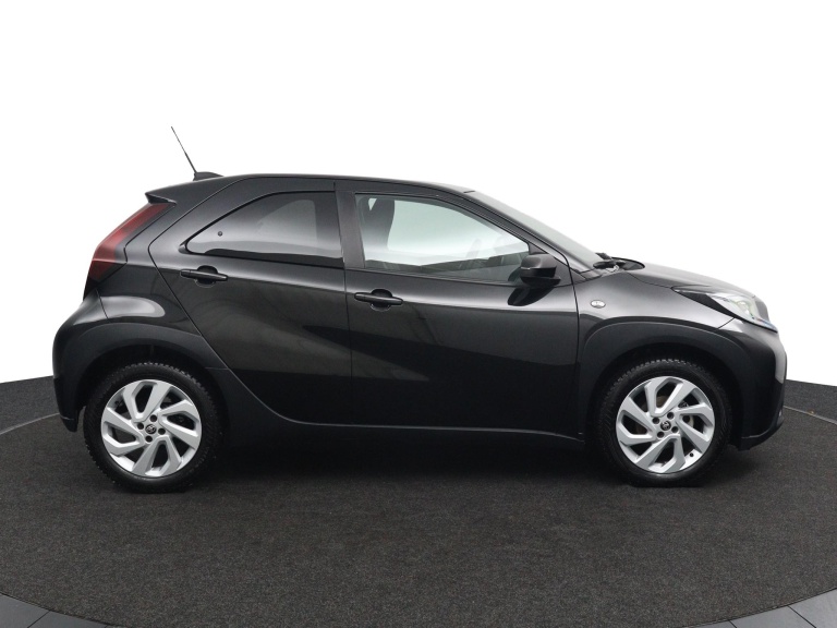 Toyota Aygo X - 1.0 VVT-i S-CVT first 6