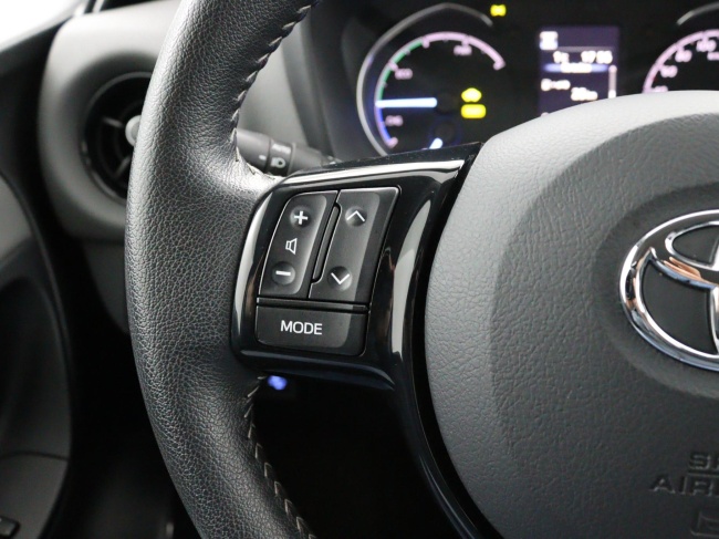 Toyota Yaris - 1.5 Hybrid Dynamic | Navigatie | Trekhaak |